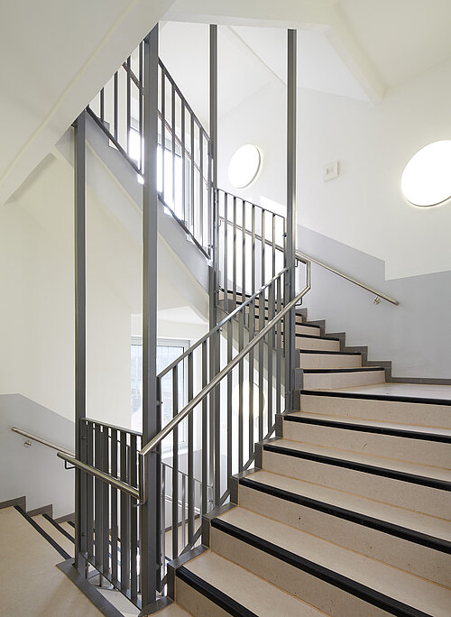 Phorms Campus Treppenhaus innen