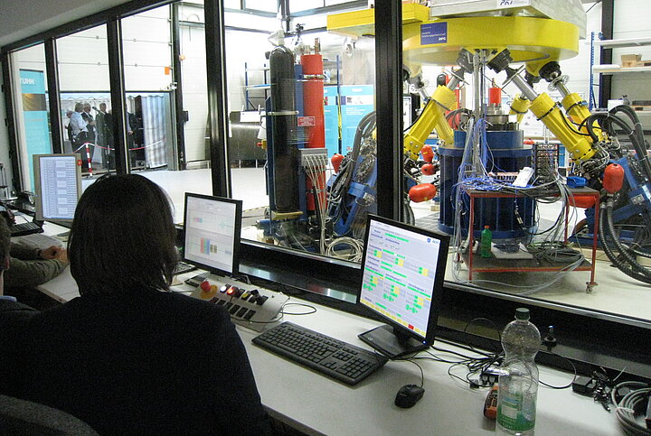 Hexapod Leitstelle Innenaufnahme