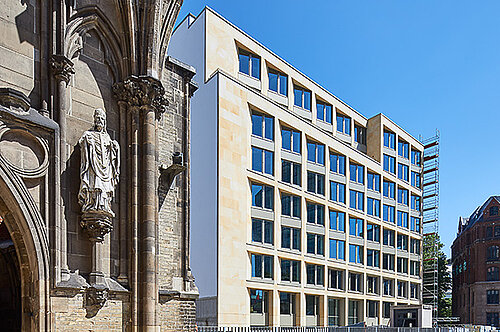 Neue Burg Perspektive mit Nikolaikirche