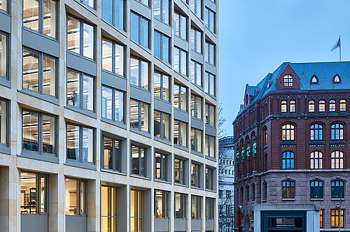 Neue Burg Fassadenperspektive mit Laeiszhof