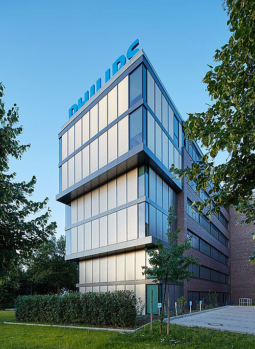 Philips Headquarters Froschperspektive Tag mit Sonnenschutz
