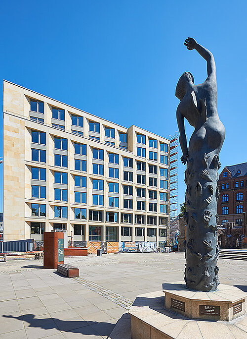 Neue Burg Ansicht mit Skulptur "Weiblicher Engel" im Vordergrund