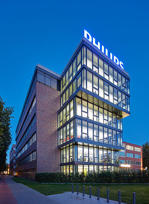 Philips Headquarters Froschperspektive Nacht