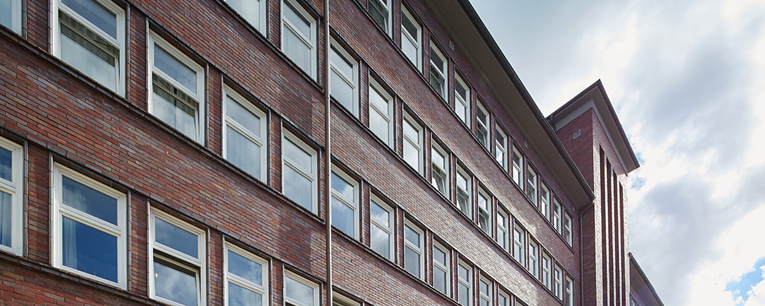 bahn_hoefe Froschperspektive Fassade