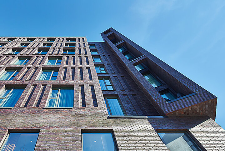 HC72 Lohsepark Froschperspektive Fassade Holiday Inn